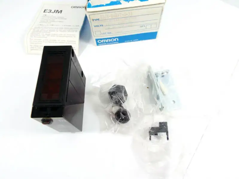 Czujnik fotoelektryczny OMRON E3JM-R4R4T-G-33