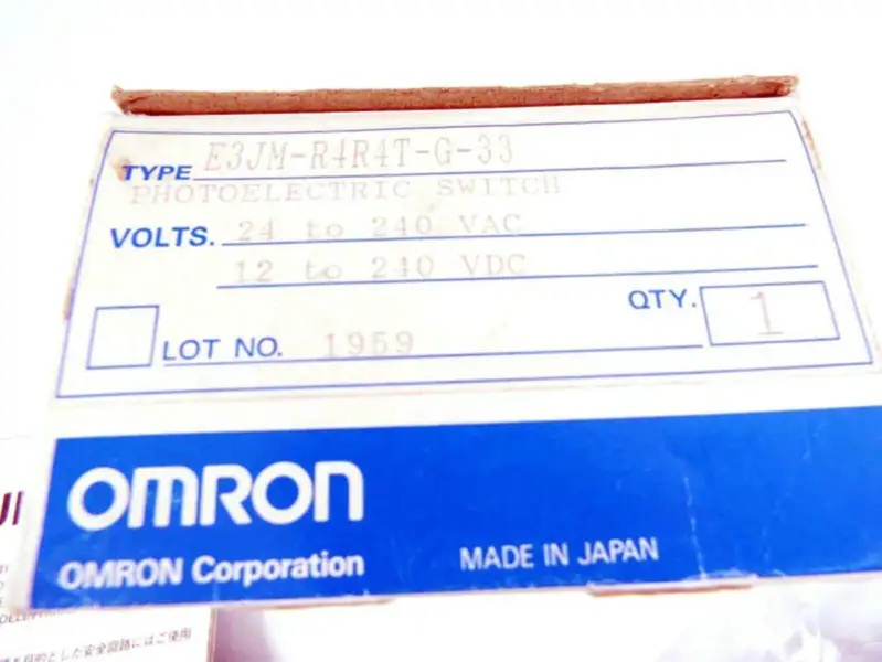 Czujnik fotoelektryczny OMRON E3JM-R4R4T-G-33