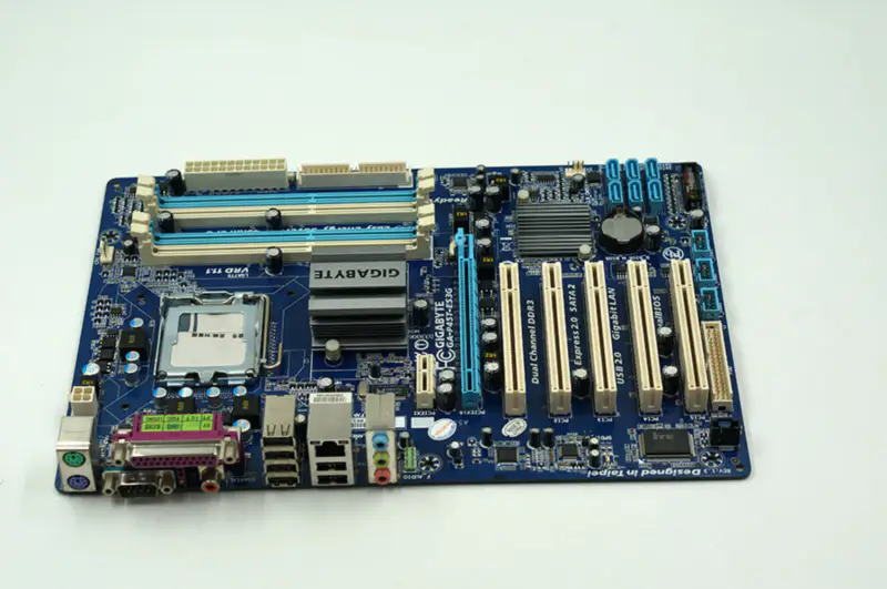 Płyta główna Gigabyte GA-P45T-ES3G P45 LGA 775 ATX