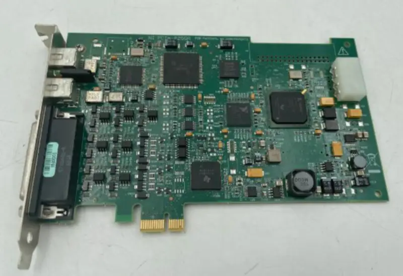 Karta NI PCIe-8255R DAQ z interfejsem 1394B